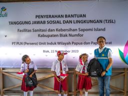 Dukung Pengembangan Wisata Papua, PLN Salurkan Bantuan Sanitasi Fasum di Pulau Sapomi, Biak