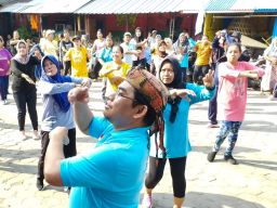 Warga Bubutan Surabaya Semangat Bergelora Senam Bersama dr. Anna, Doddy Eka Putra dan Hikmatul Ulya