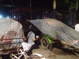 Peduli Duafa AWS Berbagi Nasbuk Pada Tukang Becak