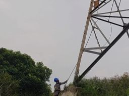 Cegah Gangguan, PLN Icon Plus Lakukan Operasi Pembongkaran Kabel Optik Obsolete di Tower SUTT-SUTET