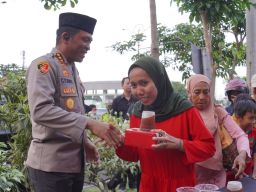 Berkah Ramadhan, Polresta Sidoarjo Berbagi Takjil untuk Masyarakat