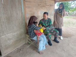 Bersama Nakes dan Orang Tua Asuh, Babinsa Koramil 0805/04 padas Kunjungi Anak Stunting