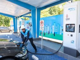 Gunakan Mobil Listrik, Dirut PLN Jajal SPKLU di Rest Area 628B Saradan