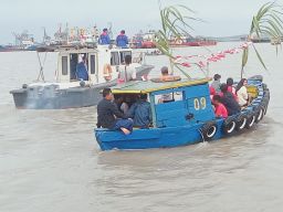 Perayaan Ketupat, Polres Bangkalan Siagakan Personel Pengamanan Lebaran di Tengah Laut  