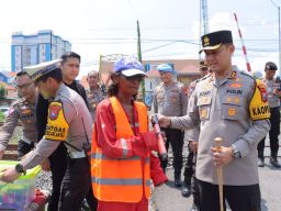 Atensi Perlintasan Kereta Api Tanpa Palang, Polres Lamongan Bantu Peralatan Untuk Relawan   