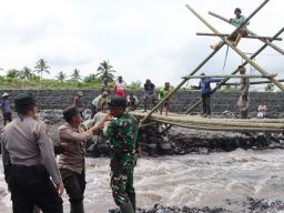 TNI-Polri dan Warga Lumajang Gotong Royong Bangun Jembatan Darurat Pasca Banjir Lahar Dingin Gunung Semeru  