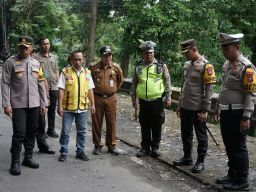 Kapolres Jember Cek Jalan Lintas Gumitir yang Retak Himbau Kendaraan Berat Lewat Jalur Pantura