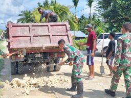 Personel Satgas Yonif 122/TS Bersama Masyarakat Gotong-Royong Perbaiki Jalan Rusak