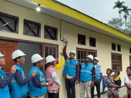 Tembus Akses Menantang, PLN Berhasil Listriki Lima Kampung Di Keerom, Papua