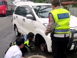 Cepat Dekat dan Bersahabat Polisi Bantu Pengendara yang Kesulitan Saat Ban Mobilnya Bocor di Jalan Raya Lumajang