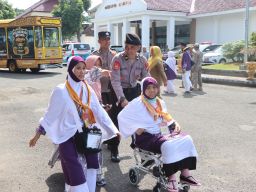 Layani Sepenuh Hati, Polisi Bantu Pemberangkatan Calon Jamaah Haji di Tuban