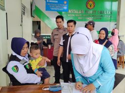 Libatkan Tim Dokkes Polres Probolinggo Fasilitasi Pemeriksaan Kesehatan Balita Korban Kekerasan