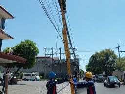 PLN Icon Plus Laksanakan Perapihan Kabel di Tiang PLN Bersama Pemerintah Kota Surabaya