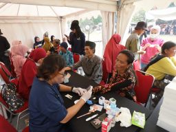 Relawan PLN Berikan Bantuan Pendidikan dan Kesehatan Warga Kampung Pemulung Jurang Mangu Timur