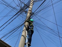 Demi Keindahan Kota, PLN Icon Plus Menata Kabel Di Tiang PLN Kota Pasuruan
