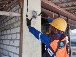 Sambut Nataru, PLN Berbagi Kebahagiaan Melalui Sambung Listrik Gratis Warga Tidak Mampu