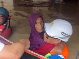 Di Bulan Ramadhan 1446 H, PLN Kontrol Keamanan Kelistrikan, Bantu Evakuasi Warga di Tengah Banjir Bekasi