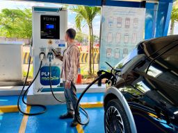 Momen Ramadhan Kunjungi SPKLU di Banten, Menteri ESDM Apresiasi Kesiapan PLN Sambut Mudik Lebaran 2025