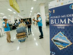 Kisah Petugas PLN Siaga Layani Masyarakat di Posko Mudik Idul Fitri BUMN