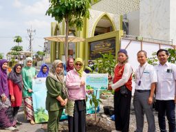 Program Iconnectivity for Green, PLN Icon Plus Jatim Lakukan Tanam Pohon dan Berikan Alat Kebersihan di Masjid An Nafi' 