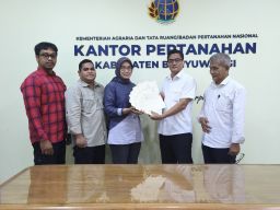 Tingkatkan Kepastian Hukum Aset Negara, PLN UIP JBTB Terima Sertipikat HGB SUTET 500 kV Paiton–Kalipuro 