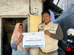 Dari Rumah Gelap Kembali Terang, YBM PLN UIP JBTB Sambungkan Harapan Warga Medaeng