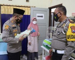 Kapolres Bondowoso Beri Bantuan Perlengkapan Bayi Yang Baru Ditemukan