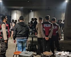 Ingatkan Prokes Tim Pamor Keris Gabungan Polresta Malang Kota Datangi Tempat Hiburan Malam dan Cafe