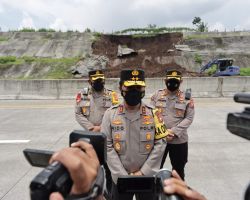 Kapolda Jatim Mengecek Lokasi Tanah Longsor di Tol Pandaan - Malang