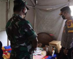 TNI-Polri Peduli, Dandim dan Kapolres Bojonegoro Salurkan Bansos Kepada Warga Yang Sakit