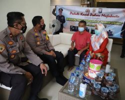 Laksanakan Program Semangat, Kapolres Mojokerto Besuk Anggota Yang Sakit