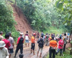Tanggap Bencana, Polres Madiun Bantu Masyarakat Terdampak Tanah Longsor