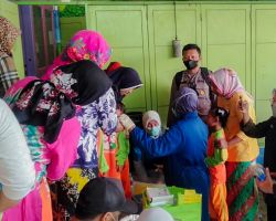 Polres Probolinggo Kota Gelar Vaksinasi Covid dan Tetanus Difteri Bagi Pelajar SD di Gili Ketapang