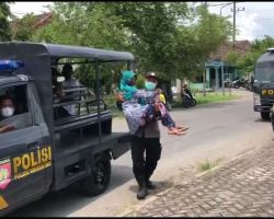 Dari Berbagi Sembako Hingga Gendong Lansia, Kontribusi Polres Ngawi Ingin Mengakhiri Pandemi