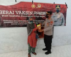 Berbagi Minyak Goreng Gratis,Cara Humanis Polres Magetan Tarik Minat Warga Ikut Vaksin