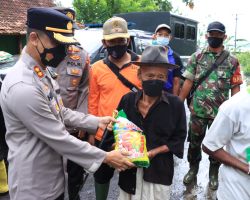 Hadir di Tengah Masyarakat Terdampak Banjir, Polres Jember Tanggap Bencana