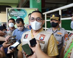 Satgas Pangan Polda Jatim Memantau Ketersediaan Minyak Goreng Curah/Kemasan di Pasar Wonokromo