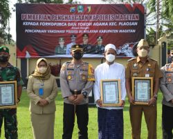 Pencapaian Vaksinasi Tertinggi, Kapolres Magetan Berikan Penghargaan Forkopimcam Plaosan dan Tokoh Agama