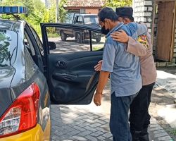 Layani Sepenuh Hati,Bhabinkamtibmas di Gresik Jemput Warga Yang Sakit Ambil BTPKLWN