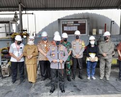 Pantau ketersediaan Minyak Goreng, Kapolri dan Forkopimda Jatim sambangi Pasar Wonokromo dan Pabrik Minyak Goreng di Surabaya