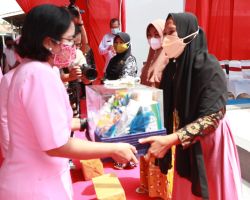 Pengurus Yayasan Kemala Bhayangkari Daerah Jatim Bangun MCK untuk Masyarakat Tonjung Bangkalan