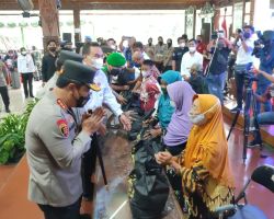 Kabareskrim Polri Bagikan Paket Sembako Untuk Warga Yang Ikut Vaksinasi Di Blora Jawa Tengah