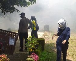 Bersama Tiga Pilar Polisi di Ngawi Lakukan Fogging Cegah DBD