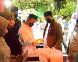 Kejar Herd Immunity, Polres Madiun Kota Bersama Forkopimda Gelar Vaksinasi Usai Sholat Tarawih