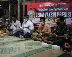 Mewujudkan Herd Immunty, Polres Gresik Vaksinasi Santri Usai Salat Tarawih