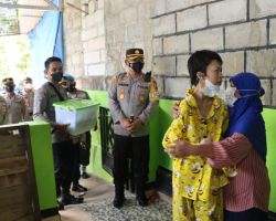Berkah Ramadhan, Kapolres Magetan Blusukan Berikan Bansos Untuk Penyandang Disabilitas