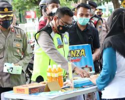 Berbagi di Masa Pandemi,Kapolres Nganjuk Borong Jajanan Kaki Lima Saat Pimpin Patroli Ramadhan