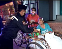 Sahur On The Road, Sat Samapta Polres Bangkalan Gelar Patroli Sambil Berbagi Nasi