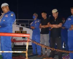 Akrabnya Polisi dan Nelayan Surabaya, Berbuka Puasa,Sholat dan Sahur di Tengah Laut