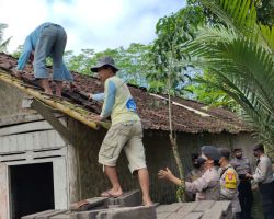Polisi Peduli, Polres Jember Bersama Paguyuban Tali Asih Bedah Rumah Warga Kurang Mampu